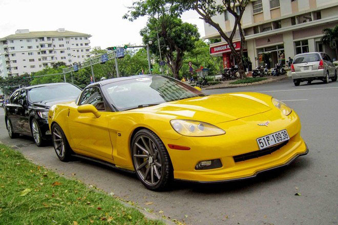 Trong khi đó, Chevrolet Corvette C6 lại mang trên mình tông màu ngoại thất đen xám huyền bí. Chevrolet Corvette C6 sử dụng động cơ LS3 6.2L sản sinh 430 mã lực tại vòng tua 6.000 vòng/phút và mô-men xoắn cực đại 575 Nm tại vòng tua 4.400 vòng/phút, kết hợp hộp số tự động hoặc số tay 6 cấp.