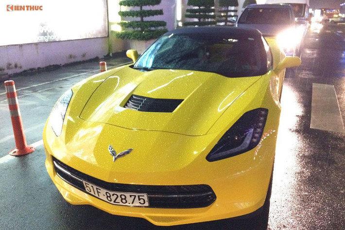 Siêu xe Chevrolet Corvette C7 Z06 Convertible nổi bật trong tông màu ngoại thất vàng chanh, và được trang bị khối động cơ LT4 V8, dung tích 6.2L, công suất 650 mã lực và mô-men xoắn cực đại 880 Nm, đi kèm hộp số sàn 7 cấp. Xe có thể tăng tốc từ 0 lên 100 km/h trong vòng 3.2 giây.