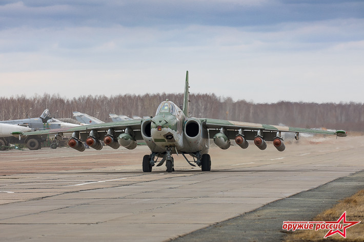 Su-25 được trang bị 2 động cơ Tumansky R-195, tốc độ tối đa 975 km/h, phạm vi chiến đấu khoảng 750 km. Ảnh: Arms of Russian.