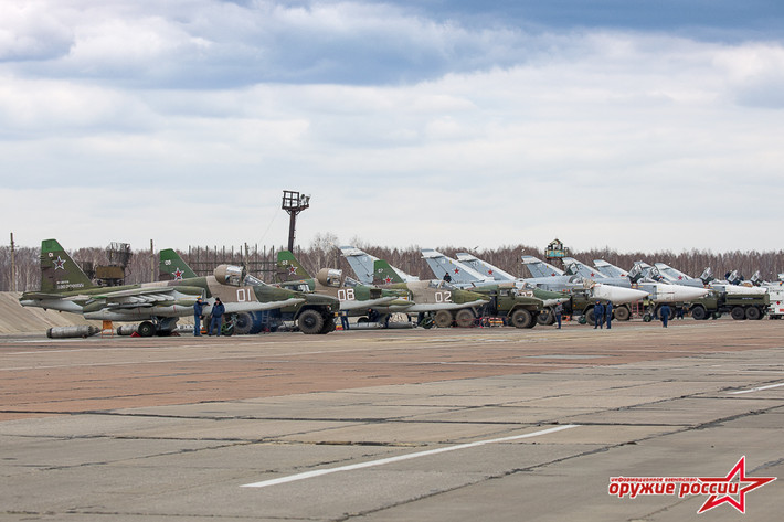 Su-25 được giới thiệu lần đầu vào năm 1981. Máy bay được thiết kế cho nhiệm vụ chi viện hỏa lực đường không tầm thấp. Ảnh: Arms of Russian.