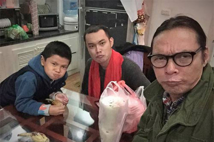 Ngoài Trần Hoàng, ông bố đông con Trần Lực còn có hai cậu con trai và một cô con gái với người vợ hiện tại. Trong ảnh, đạo diễn Trần Lực chụp ảnh cùng cậu con trai cả và cậu con trai thứ hai tên là Trần Tú (7 tuổi). Ở nhà, Trần Tú có tên thân mật là Bờm.