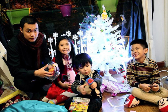 Bốn đứa con cưng của Trần Lực quây quần bên nhau vào dịp giáng sinh. Dù bận rộn với công việc nhưng vị đạo diễn và vợ luôn cô gắng dành nhiều thời gian bên các con.