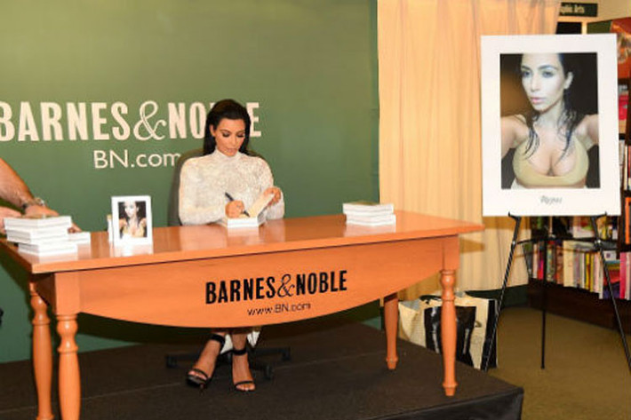 Đầu tuần này, ngôi sao truyền hình Kim Kardashian đã phát hành cuốn sách dày 400 trang có tên Selfish. Nội dung cuốn sách là những bí quyết chụp ảnh tự sướng bằng máy ảnh và điện thoại mà người đẹp đã đúc kết được trong một thời gian dài.