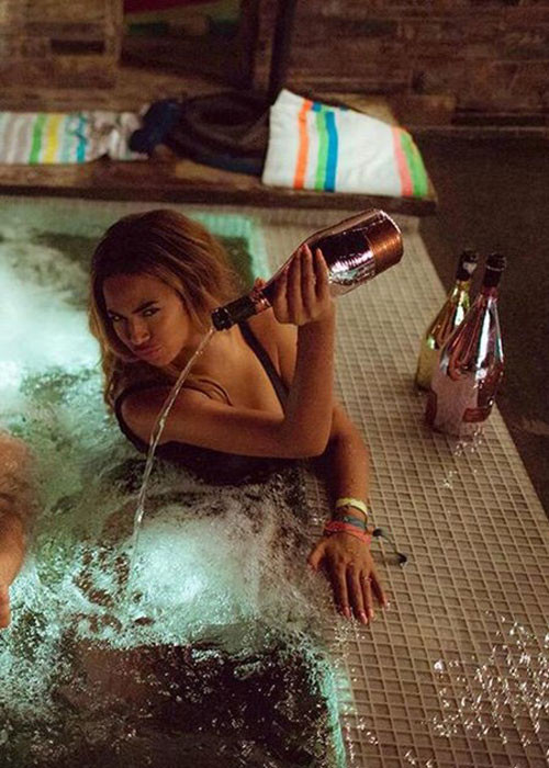 Sở hữu khối tài sản khổng lồ, vợ chồng Beyonce và Jay Z không ít lần khiến fan “choáng váng” về độ chơi ngông. Mới đây, Beyonce gây ồn ào khi rót cả chai rượu Armand de Brignac trị giá 20.000 USD (436 triệu đồng) xuống bồn tắm. Hình ảnh này xuất hiện trong MV ca khúc "Feeling Myself" của cô song ca với Nicki Minaj.