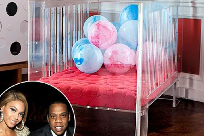 Ngoài ra, Beyonce và chồng mua sắm vô số đồ dùng xa xỉ với tổng số tiền lên đến 1 triệu USD (20 tỷ đồng) để trang hoàng căn phòng đón con gái mới sinh.
