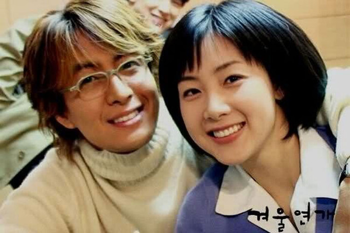 Choi Ji Woo và Bae Yong Joon đóng vai cặp tình nhân trong phim truyền hình đình đám “Bản tình ca mùa đông”. Nhiều fan hy vọng họ sẽ là cặp đôi phim giả tình thật. Tuy nhiên, cả hai chưa bao giờ lên tiếng về tin đồn tình cảm và chỉ dành những lời tốt đẹp cho nhau .