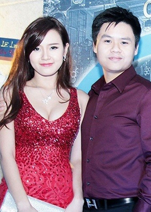 Vào đầu năm 2014, hot girl Midu cùng bạn trai tham dự buổi khai trương của một nhà hàng. Midu khoe vòng một đầy đặn trong bộ váy đỏ gợi cảm trong khi Phan Thành ăn vận bảnh bao lịch lãm.
