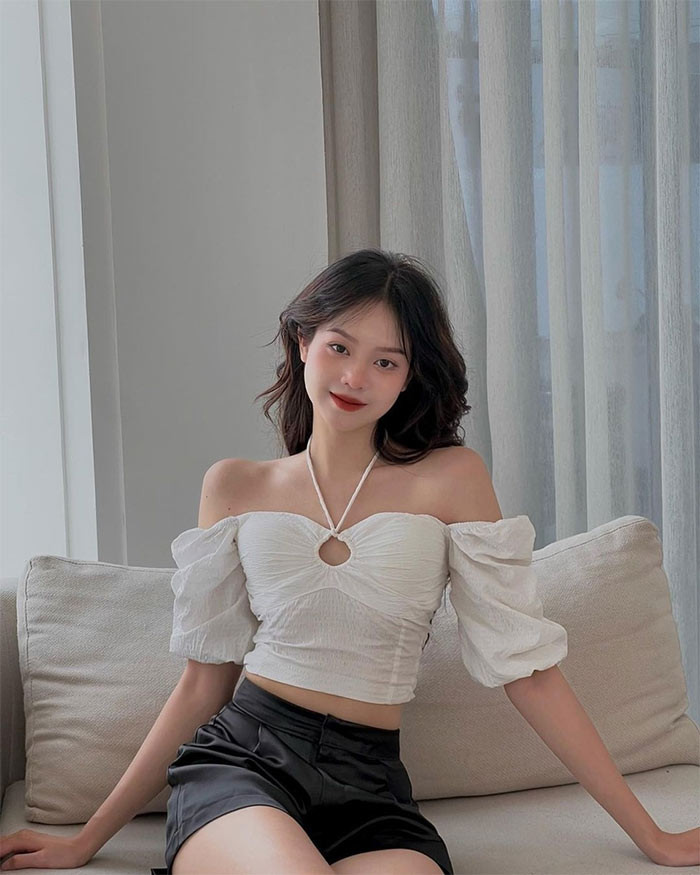 Trang phục áo trễ vai cũng được Thanh Thủy ưa thích vì giúp cô khoe bờ vai thon.