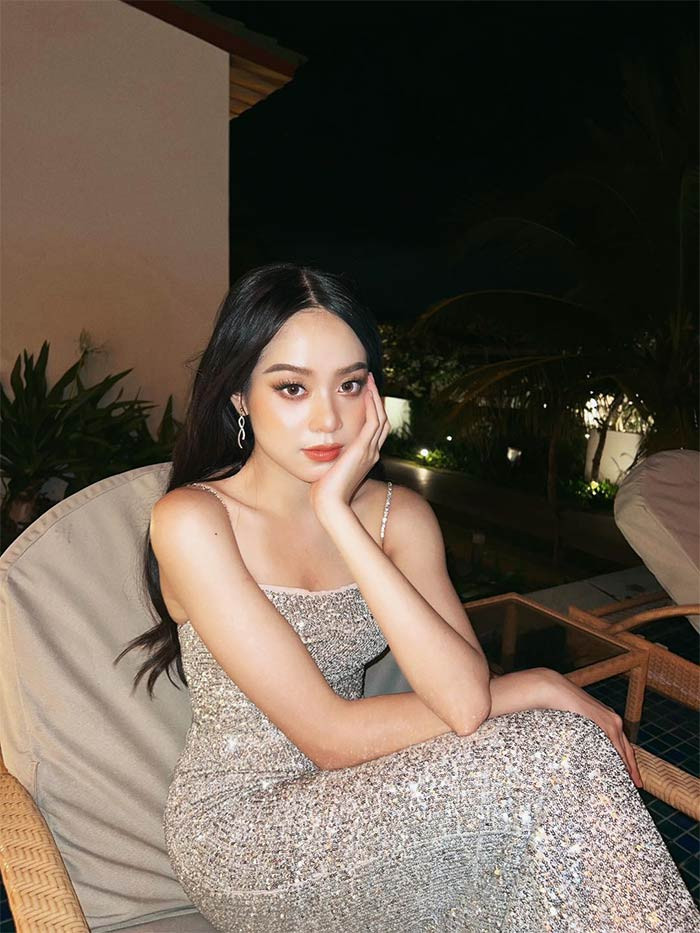 Style của cô không hở hang nhưng lại khoe ra được ba vòng đẹp mắt.