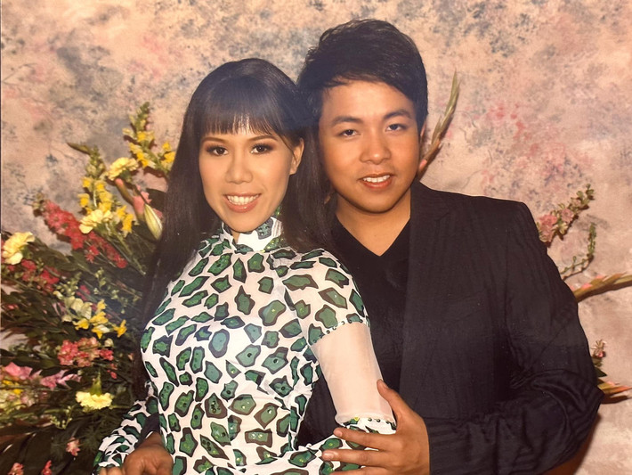 Mới đây, Quang Lê chia sẻ bức ảnh ngày ấy - bây giờ bên ca sĩ Mai Thiên Vân.