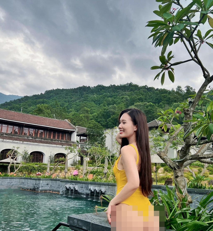 Người đẹp 9X cũng muốn lưu lại những khoảnh khắc đẹp nhất, tự tin nhất của tuổi trẻ. Ngọc Anh quan niệm: "Mỗi người một quan điểm, em cũng không áp đặt ai phải theo suy nghĩ của ai. Với em thì lúc có chồng rồi mới là lúc tiết chế hơn chút".
