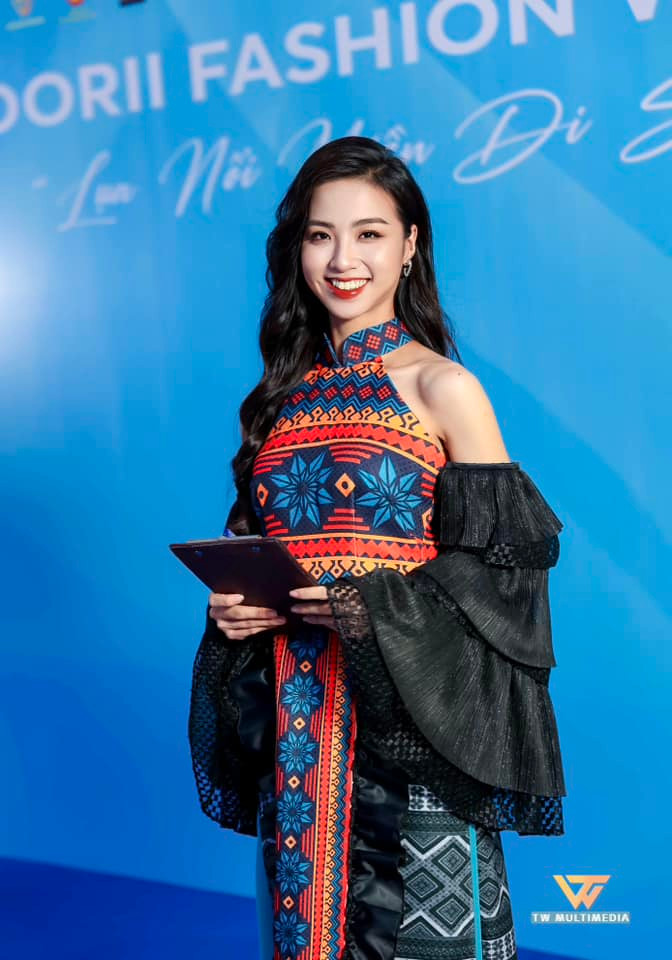 Tú Trinh sở hữu số đo ba vòng 78-61-89 cm cùng gương mặt ưa nhìn, nụ cười ngọt ngào. Cô là người đẹp đa tài khi từng làm người mẫu, MC...