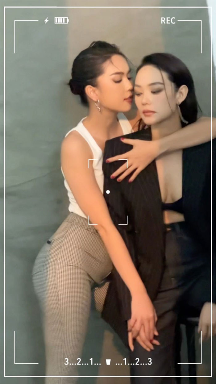 Cặp diễn viên "Chị chị em em" cùng đọ sắc vóc trong một khuôn hình.