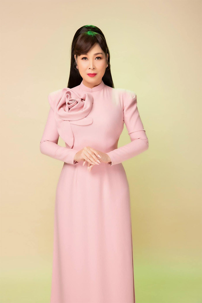 Thời gian gần đây, NSND Hồng Vân gây ấn tượng với vóc dáng thon thả trông thấy.