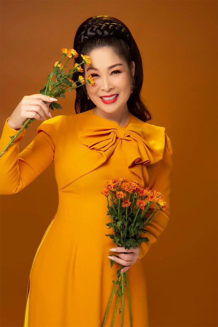 Nữ diễn viên kiêm đạo diễn tự tin diện áo dài, váy ôm sát, những trang phục mà từ lâu lắm rồi cô không dám thử.