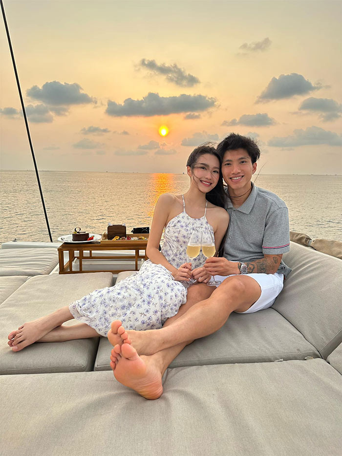 Cả hai gây chú ý và vướng tin hẹn hò khi Đoàn Văn Hậu mang hoa đến chúc mừng Doãn Hải My sau chung kết Hoa hậu Việt Nam 2020.