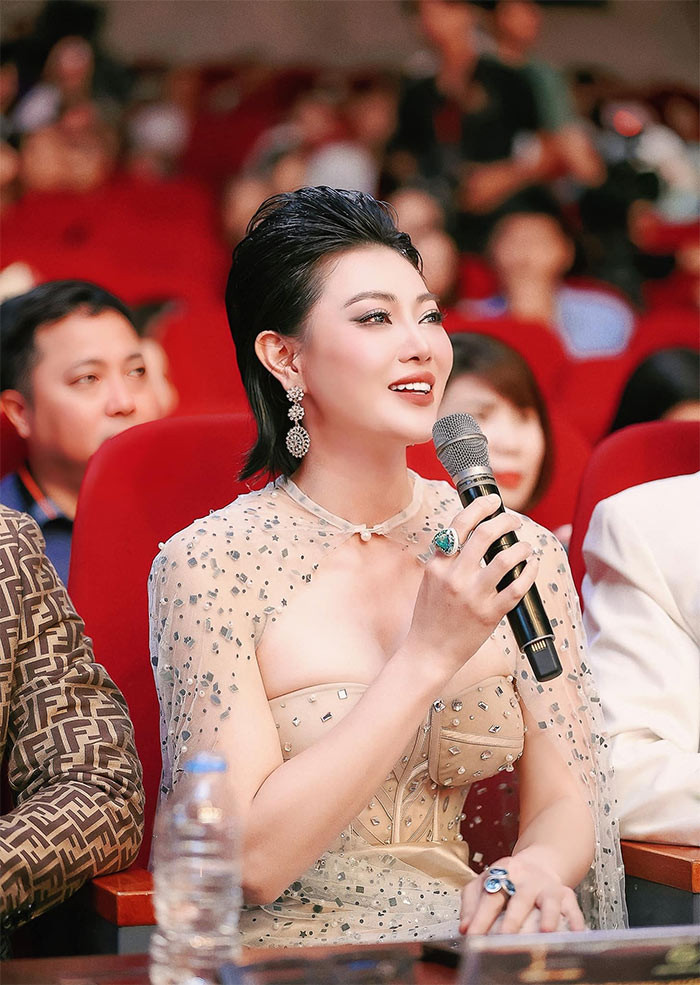 Thanh Hương mặc chiếc váy cúp ngực khoe vòng một căng tràn trong chung kết Hoa hậu Quý bà Hoà bình Việt Nam 2023.