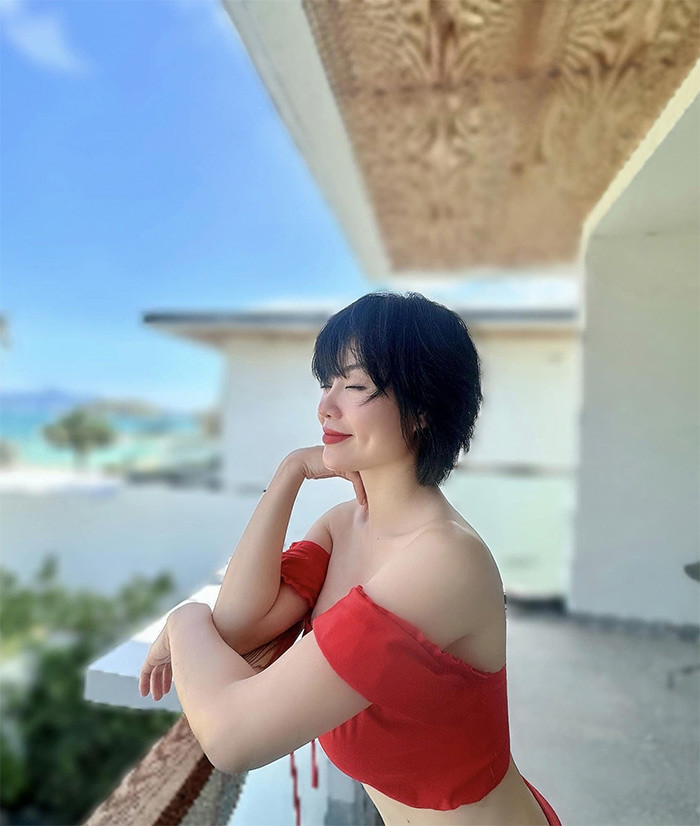Tự tin với vóc dáng chuẩn, diễn viên Thanh Hương không ngại khoe dáng với bikini và nhiều loại trang phục gợi cảm.