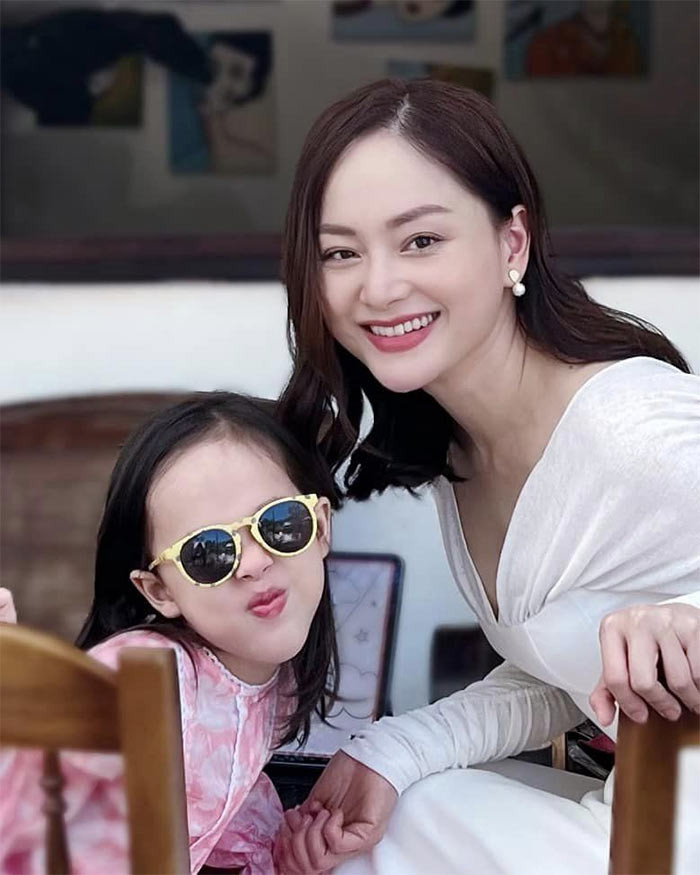Để giữ được vóc dáng và sự trẻ trung, bà mẹ một con rất chăm chỉ tập luyện từ Muay Thái, Yoga tới Gym.