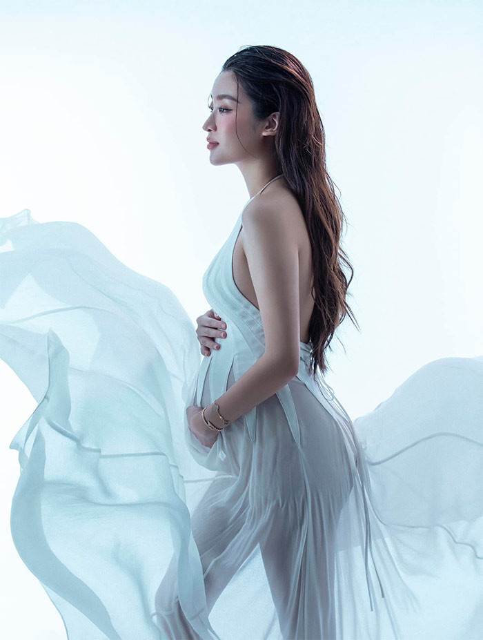 Tối 28/8, trên trang cá nhân, Hoa hậu Đỗ Mỹ Linh khoe loạt ảnh bụng bầu cô chụp ở studio và viết: "7 năm trước đăng quang Hoa hậu Việt Nam 2016. Sau 7 năm có thêm cương vị mới. 28/8/2016 - 28/8/2023".