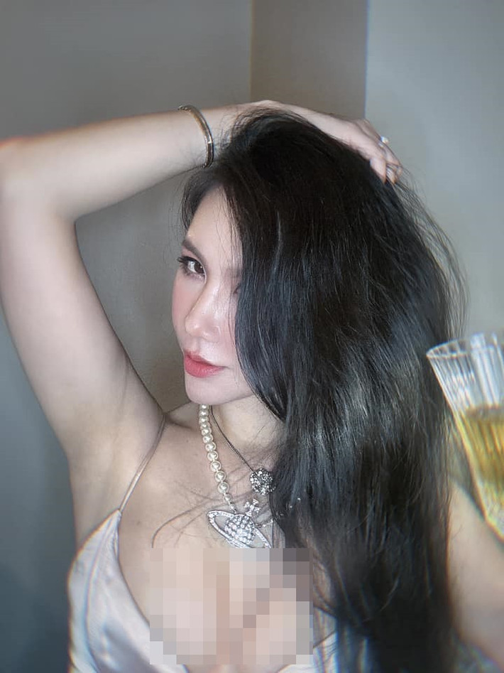 Vài năm trở lại đây, Minh Hà gây chú ý với diện mạo lên xuống thất thường, lúc thì xinh ngất ngây, lúc lại trông như thẩm mỹ hỏng. Tuy vậy, nữ MC "Cà phê sáng" từng phủ nhận chuyện "đụng dao kéo" để có nhan sắc như hiện tại.
