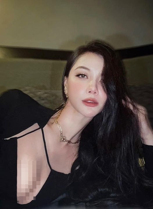 Mỹ nhân 8X khiến dân mạng "bỏng mắt" khi chăm đăng ảnh khoe thềm ngực táo bạo.