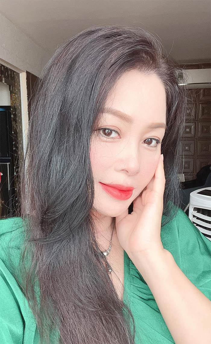 Diễn viên Thanh Tú sinh năm 1975, là diễn viên truyền hình, sân khấu nổi tiếng ở miền Bắc. Vai diễn giúp cô gây ấn tượng với khán giả nhất là Tú “cháo lòng" trong series hài "Gặp nhau cuối tuần".