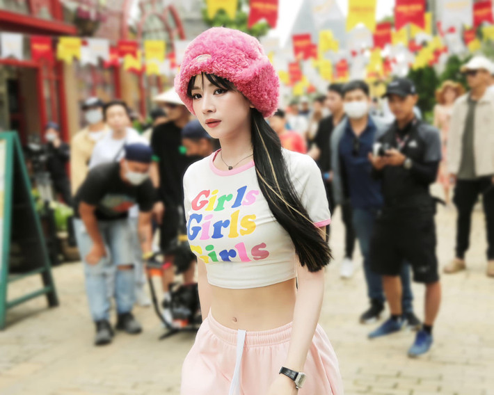 Nữ DJ quê Đà Nẵng chuộng áo croptop, quần cạp trễ khoe triệt để vòng eo con kiến.