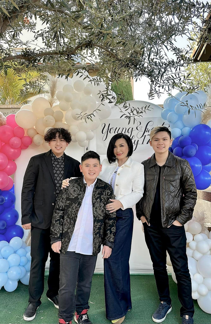 Giọng ca 6X khéo chăm con, thường xuyên chia sẻ những câu chuyện đời thường của 3 mẹ con lên trang cá nhân. "Hôm nay 4 mẹ con đi dự tiệc sinh nhật. 3 thằng con lớn chần dần rồi mà mỗi lần đi dự tiệc đều hỏi “Mẹ ơi, con mặc cái gì?”. Từ thằng lớn đến thằng nhỏ cũng một câu y chang. Mà không hỏi mẹ sao được, mặc đồ mà không hỏi mẹ là sẽ bị la “đi dự tiệc mà mặc đồ vậy hả? Vô thay đồ khác mau!”".