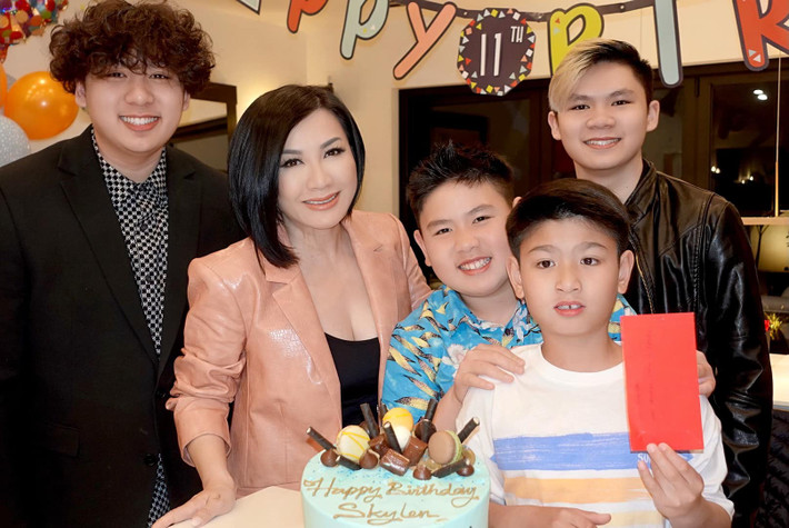 Trizzie Phương Trinh hiện tận hưởng cuộc sống độc thân vui vẻ bên 3 cậu con trai chung của chị và Bằng Kiều.