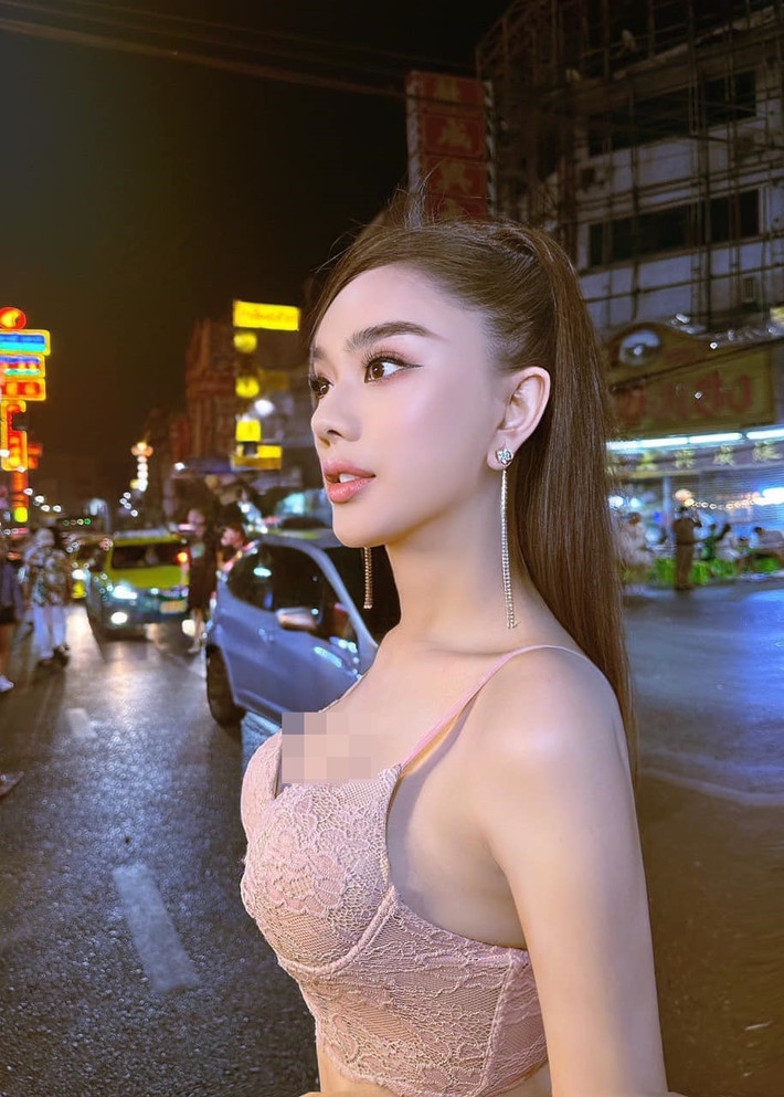 Nữ ca sĩ thăm thú, ngắm cảnh đẹp nơi đây nhân cơ hội sang tham dự một trong những lễ hội lớn nhất năm của Thái Lan. Ảnh: Gia Kỳ.