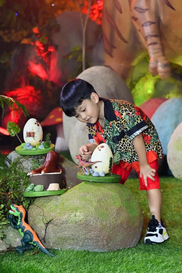 Quý tử của Đàm Vĩnh Hưng còn được giọng ca 7X dát toàn đồ hiệu lên người, tận hưởng cuộc sống "chuẩn rich kid".