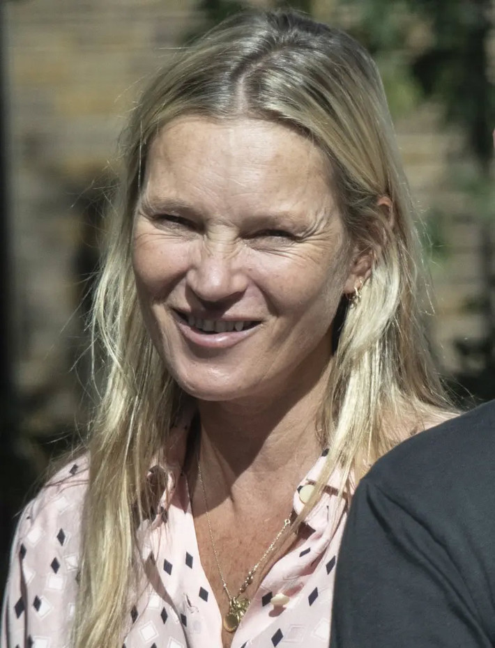 Fan của siêu mẫu Kate Moss không thể ngờ được diện mạo của cô lại xuống dốc như vậy khi xuất hiện bên ngoài một nhà hàng ở Mayfair, London mới đây. (Ảnh: Splash News)