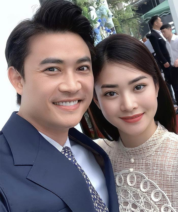 Vợ của diễn viên Tiến Lộc tên là Hồng Nga. Cô sở hữu vẻ ngoài bắt mắt, dáng vóc cao ráo ưa nhìn.