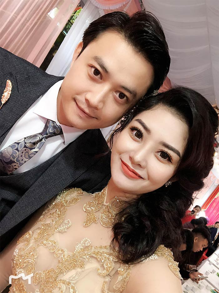 Tiến Lộc và Hồng Nga kết hôn vào cuối năm 2018. Trước đó nam diễn viên "Làng trong phố" trải qua đổ vỡ hôn nhân và có một cô con gái riêng.