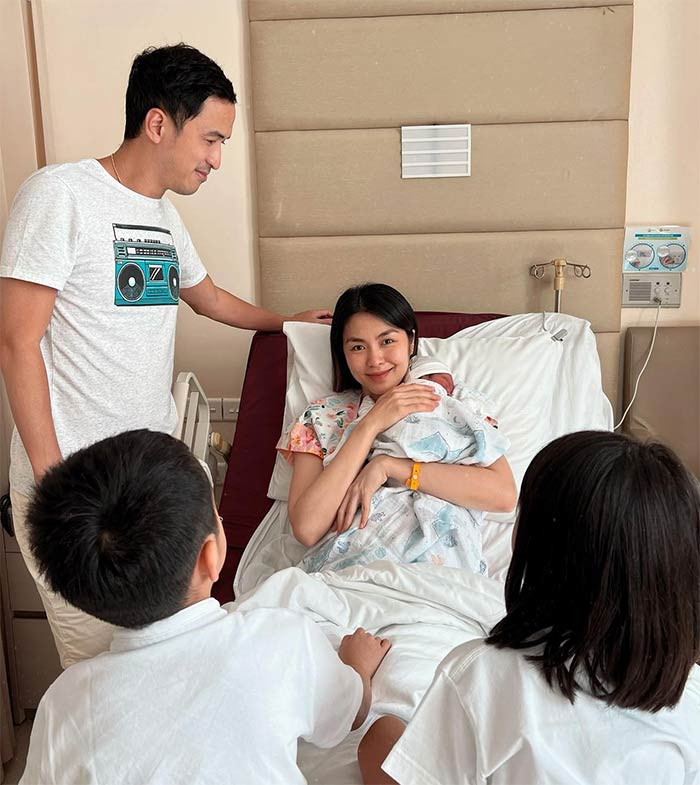 Tăng Thanh Hà sinh con trai thứ ba vào cuối năm 2021. Người đẹp dành trọn thời gian để chăm sóc các con.