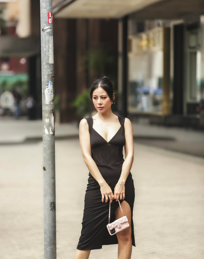 Dù không phải người mẫu chuyên nghiệp nhưng những bộ ảnh thời trang đường phố của nữ diễn viên toát lên vẻ thần thái ngút ngàn.
