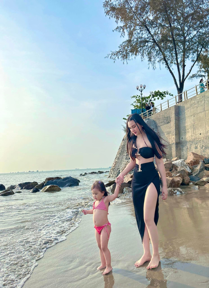 Sau sinh con gái thứ hai, vóc dáng và nhan sắc của Thu Thủy thăng hạng đáng kể.