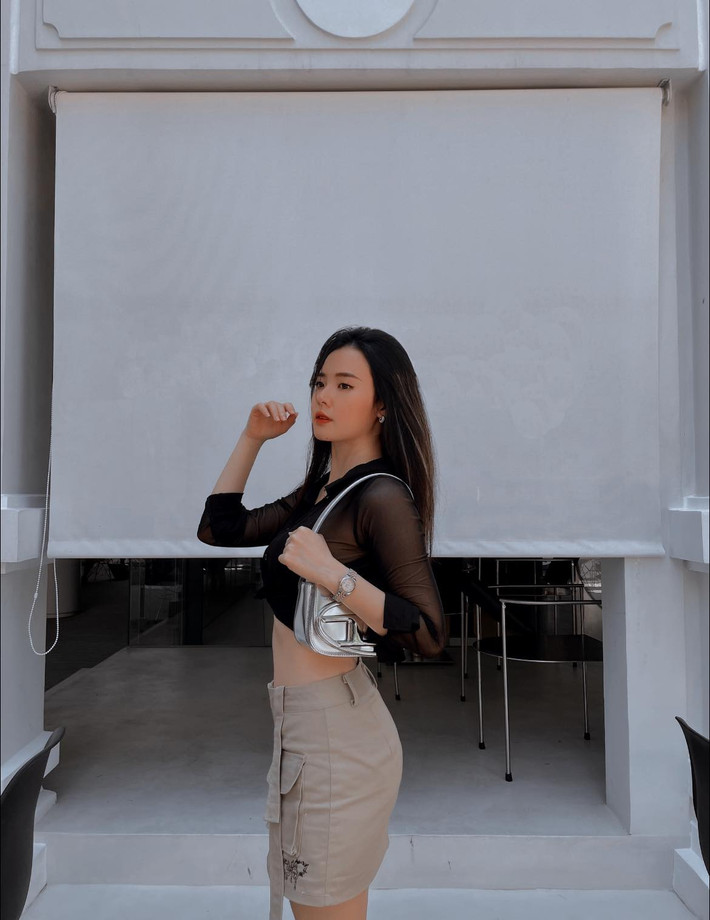 Chiếc áo vừa đến chân ngực kết hợp với váy ngắn giúp Midu khoe trọn eo thon gợi cảm "hết nước chấm".