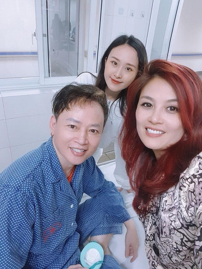 Năm ngoái, con gái Tùng Dương chia sẻ hình ảnh nam diễn viên nằm viện vì bệnh tim. Hiện sức khỏe của anh đã ổn định hơn sau thời gian dài điều trị.