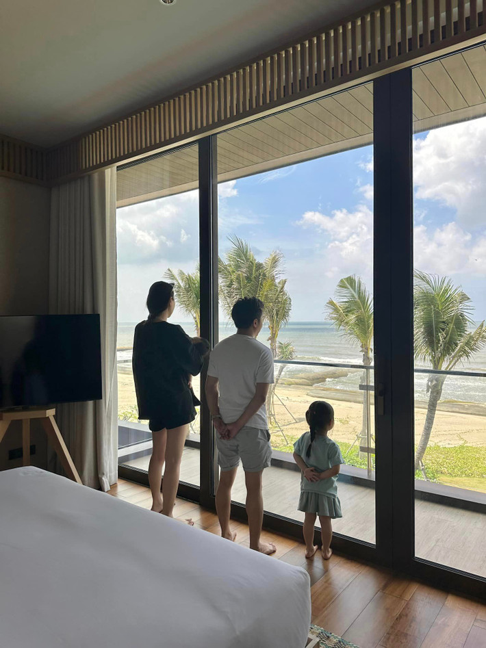 Trước đó không lâu, vóc dáng của mỹ nhân quê Lạng Sơn gây chú ý khi xuất hiện trong loạt ảnh cùng chồng và hai con đi xem nhà mới view nhìn ra biển đẹp mê ly.