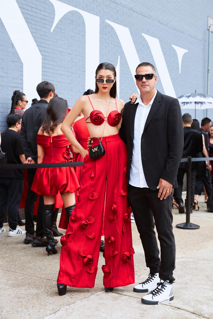 Ngọc Quyên chia sẻ khoảnh khắc cùng bạn trai kỹ sư tham dự New York Fashion Week 2023 của nhà thiết kế Đỗ Mạnh Cường. Ảnh: Team Kiếng Cận, Châu Phú.