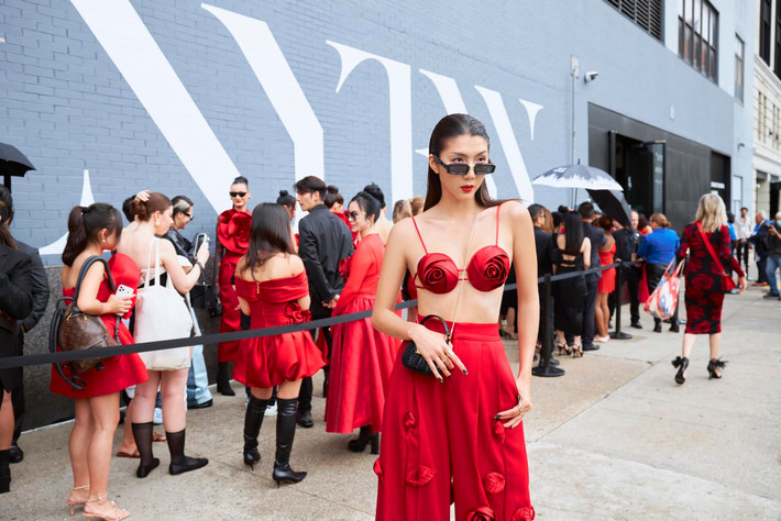Trong dress code màu đỏ, cựu người mẫu sinh năm 1988 chiếm spotlight với trang phục táo bạo.