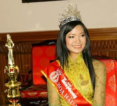 15 năm trước, Thùy Dùng đăng quang Hoa hậu Việt Nam 2008 khi mới 18 tuổi. Thời điểm đó, cô nữ sinh 9X đối mặt với nhiều áp lực từ dư luận khi lộ bảng điểm "bết bát", chưa tốt nghiệp THPT.