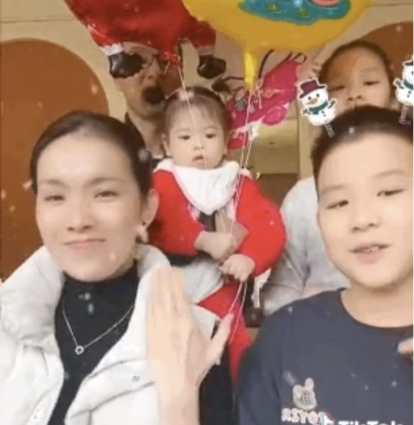 Dịp Giáng sinh năm ngoái, Hoa hậu Thuỳ Lâm gây nhiều đồn đoán khi đăng clip khoe khoảnh khắc mừng ngày lễ của cả gia đình, trong đó có sự xuất hiện của một bé gái đáng yêu.