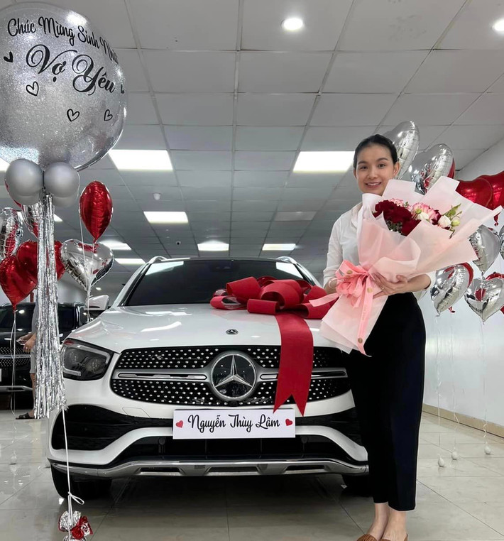 Qua loạt khoảnh khắc đời thường do ông xã chia sẻ, Thùy Lâm đang tận hưởng cuộc sống viên mãn. Cô được chồng tự tay vào bếp nấu ăn, tặng xe hơi nhân dịp sinh nhật.