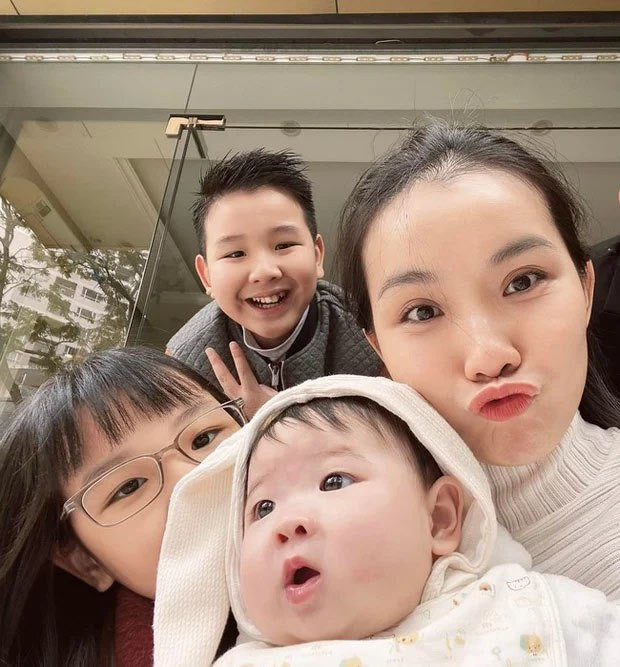 Trước đó, qua bức ảnh khoe cận mặt bé gái, Hoa hậu Thuỳ Lâm vướng nghi vấn đã bí mật sinh con thứ 3 cho chồng tiến sĩ, dù người trong cuộc chưa chính thức lên tiếng.