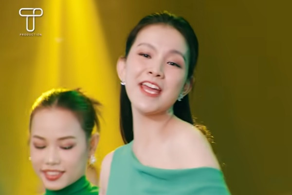 Dịp Tết vừa qua, Thùy Lâm trở lại sân khấu sau nhiều năm ngừng ca hát với màn song ca đẹp đôi bên Ngô Kiến Huy. Ảnh cắt clip Gala nhạc Việt.