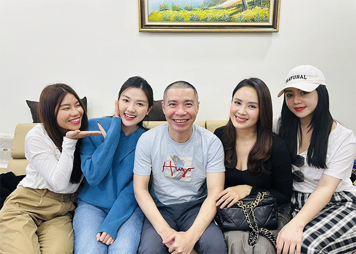 Nam nghệ sĩ rất vui mỗi khi được bạn bè đồng nghiệp tới thăm.