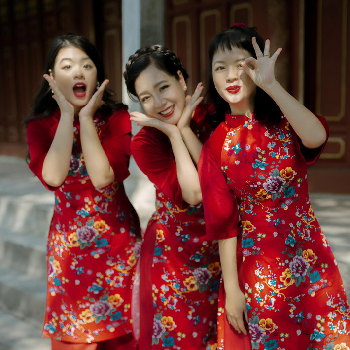 Nghệ sĩ Chiều Xuân chụp ảnh cùng hai con gái mà ngỡ như chị em.